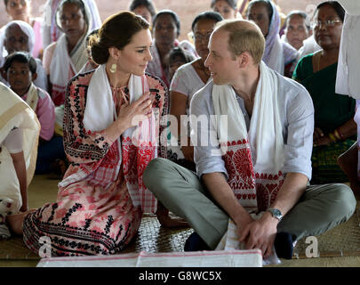 Le duc et la duchesse de Cambridge lors d'une visite du village de Pan Bari au parc national de Kaziranga, à Assam, en Inde, le quatrième jour de la tournée royale en Inde et au Bhoutan. Banque D'Images