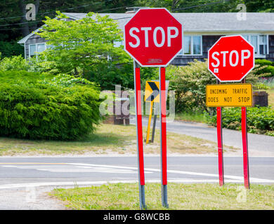 Deux panneaux d'arrêt à une intersection à Sag Harbor, NY Banque D'Images