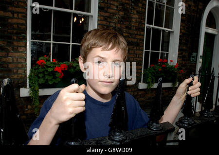 Barney Clark qui joue Oliver au photocall du nouveau film de Roman Polanski Oliver Twist, devant le musée Charles Dickens, Doughty St, centre de Londres, lundi 26 septembre 2005. APPUYEZ SUR ASSOCIATION photo. Photo Credit devrait se lire: Steve Parsons/PA. Banque D'Images