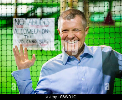 Willie Rennie, chef démocrate libéral écossais, lance le programme électoral du parti lors d'une visite à Jungle Adventure à Édimbourg. Banque D'Images