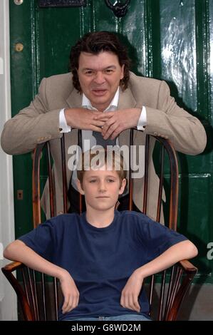 Barney Clark (avant) qui joue Oliver avec Jamie Foreman qui joue Bill Sykes, au photocall du nouveau film de Roman Polanski Oliver Twist, devant le musée Charles Dickens, Doughty St, centre de Londres. Banque D'Images