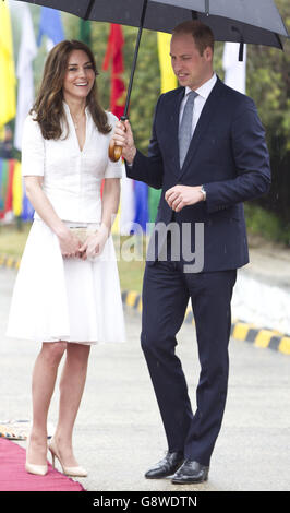 Le duc et la duchesse de Cambridge à l'aéroport de Paro au Bhoutan avant d'embarquer pour leur vol à Agra pour leur visite au Taj Mahal. Banque D'Images