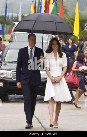 Le duc et la duchesse de Cambridge à l'aéroport de Paro au Bhoutan avant d'embarquer pour leur vol à Agra pour leur visite au Taj Mahal. Banque D'Images