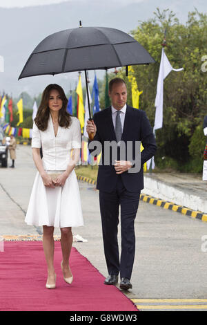 Le duc et la duchesse de Cambridge à l'aéroport de Paro au Bhoutan avant d'embarquer pour leur vol à Agra pour leur visite au Taj Mahal. Banque D'Images