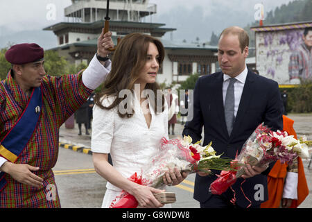 Le duc et la duchesse de Cambridge à l'aéroport de Paro au Bhoutan avant d'embarquer pour leur vol à Agra pour leur visite au Taj Mahal. Banque D'Images