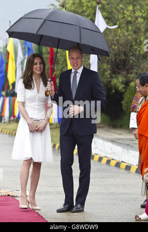 Le duc et la duchesse de Cambridge à l'aéroport de Paro au Bhoutan avant d'embarquer pour leur vol à Agra pour leur visite au Taj Mahal. Banque D'Images