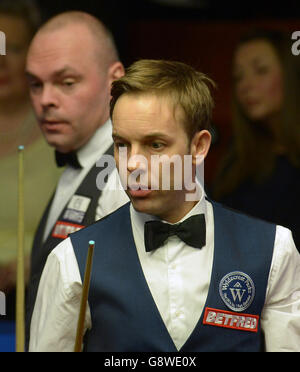 Stuart Bingham (à gauche) et Ali carter lors de leur premier match rond au cours du premier jour des Championnats du monde de Betfred Snooker au Cruckble Theatre, Sheffield. Banque D'Images