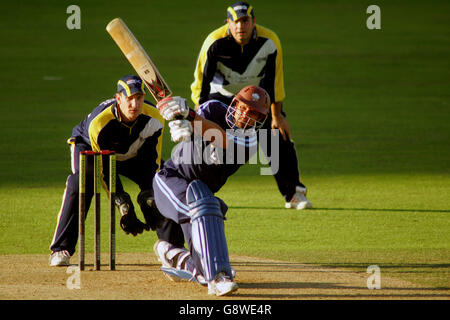 Cricket - totesport National Cricket League - Division 2 - Surrey Lions v Scotland - The Brit Oval. Mark Butcher de Surrey en action Banque D'Images