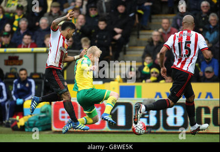 Steven Naismith (au centre) de Norwich City en action avec DeAndre Yedlin (à gauche) de Sunderland et Younes Kaboul lors du match de la Barclays Premier League à Carrow Road, Norwich. Banque D'Images