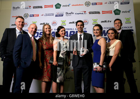 Les football League Awards 2016 - Manchester Central - Manchester.Lauréats du Club communautaire de l'année - North West Burnley personnel avec leur prix aux football League Awards 2016 Banque D'Images