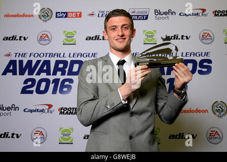 Les football League Awards 2016 - Manchester Central - Manchester.Le gardien de but de Northampton, Adam Smith, et son responsable de football Team of the Season Award lors des football League Awards de ce soir à Manchester Banque D'Images