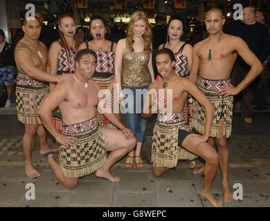 La chanteuse classique Hayley Westenra de Nouvelle-Zélande (au centre) avec des danseurs maoris, devant HMV à Oxford Street, dans le centre de Londres, le mardi 27 septembre 2005, pour lancer son deuxième album "Odyssey". APPUYEZ SUR ASSOCIATION PHOTO. Le crédit photo devrait indiquer : Ian West/PA Banque D'Images