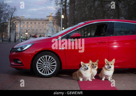 La Vauxhall Astra, construite en Angleterre, a été modifiée en hommage à la reine Elizabeth II pour célébrer son 90e anniversaire le jeudi 21 avril à Londres. Banque D'Images