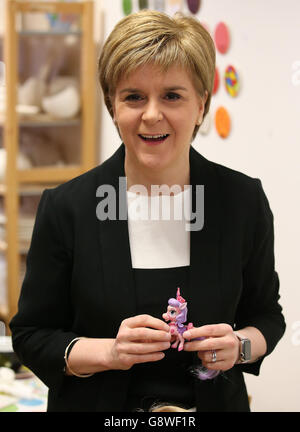 Nicola Sturgeon, chef du SNP, visite la céramique émaillée à Glasgow sur la piste de la campagne électorale. Banque D'Images