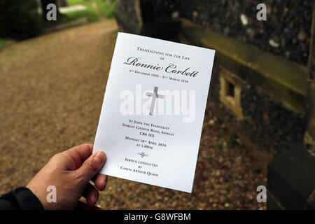 L'ordre de service pour les funérailles de Ronnie Corbett à l'Église évangéliste de Saint-Jean à Shirley, Croydon, sud de Londres. Banque D'Images