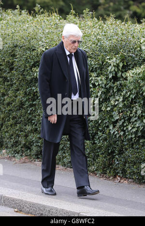 Sir Michael Parkinson arrive pour les funérailles de Ronnie Corbett à l'Église évangéliste de St John, près du domicile du comédien tardif à Shirley, Croydon, au sud de Londres. Banque D'Images