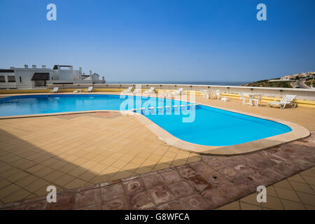 Piscine sur le dessus de toit du bâtiment. Banque D'Images