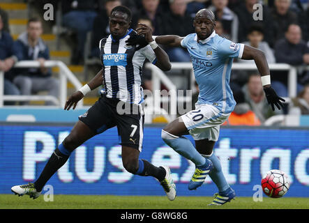 Moussa Sissoko de Newcastle United et Eliaquim Mangala de Manchester City (à droite) se battent pour le ballon lors du match de la Barclays Premier League à St James' Park, Newcastle. Banque D'Images