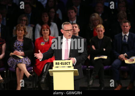 Le dirigeant adjoint du SNP, Stewart Hosie, s'exprime au lancement du manifeste électoral du parti au Parlement écossais au Centre international de conférences d'Édimbourg, alors que le parti propose son troisième mandat. Banque D'Images