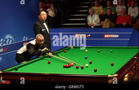 Martin Gould en action contre Ding Junhui lors du cinquième jour des Championnats du monde de Betfred Snooker au Crucible Theatre, Sheffield. Banque D'Images