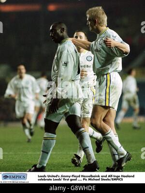 Soccer - FA Carling Premiership - Leeds United contre West Ham United.Jimmy-Floyd Hasselbaink (à gauche) et Alf-Inge Haaland (à droite) de Leeds United célèbrent le but égalisateur de Hasselbaink Banque D'Images