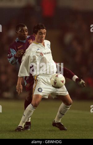 Soccer - FA Carling Premiership - Leeds United contre West Ham United.Gary Kelly (à droite) de Leeds United protège le ballon contre Andy Impey (à gauche) de West Ham United Banque D'Images