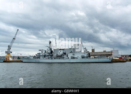 Le HMS Monmouth, une frégate de type 23, à l'HMNB Devonport. Banque D'Images