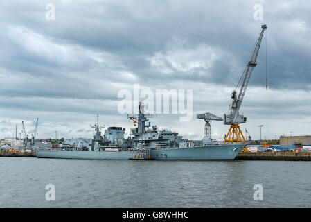 Le HMS Portland, une frégate de type 23, l'objet de reposer à l'HMNB à Devonport. Banque D'Images