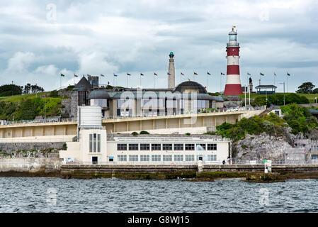 Plymouth Hoe, Smeaton's Tower, montrant la Plymouth Dome et Tinside Lido. Banque D'Images