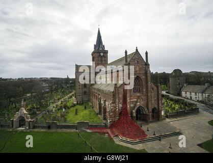 La sculpture de la fenêtre de Weeping en coquelicots en céramique à la cathédrale St Magnus à Orkney, en Écosse, dans le cadre d'une tournée à l'échelle du Royaume-Uni organisée par 14-18 MAINTENANT. Banque D'Images