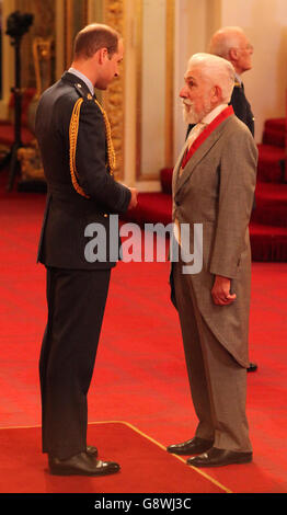 Sir Roy Strong, historien d'art, est nommé membre de l'ordre des compagnons d'honneur par le duc de Cambridge pour ses services à la culture lors d'une cérémonie d'investiture à Buckingham Palace, Londres. Banque D'Images