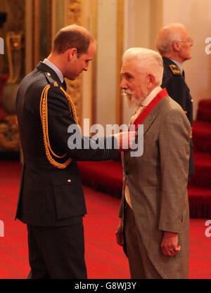 Sir Roy Strong, historien d'art, est nommé membre de l'ordre des compagnons d'honneur par le duc de Cambridge pour ses services à la culture lors d'une cérémonie d'investiture à Buckingham Palace, Londres. Banque D'Images