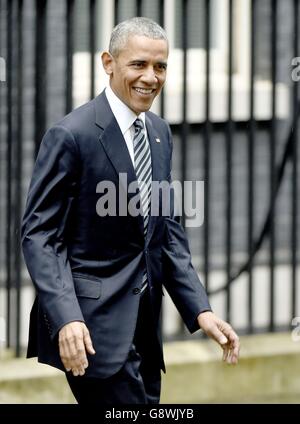 LE président AMÉRICAIN Barack Obama quitte le 10 Downing Street, Londres, après une réunion bilatérale et une conférence de presse conjointe avec le Premier ministre David Cameron. Banque D'Images