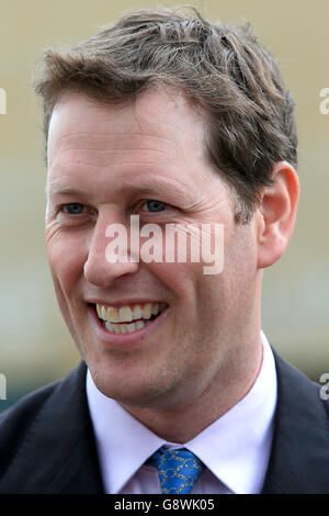 L'entraîneur Charlie Longsdon, pendant la deuxième journée de la réunion d'avril à l'hippodrome de Cheltenham. APPUYEZ SUR ASSOCIATION photo. Date de la photo : jeudi 14 avril 2016. Voir PA Story RACING Cheltenham. Le crédit photo devrait se lire comme suit : Nick Potts/PA Wire Banque D'Images