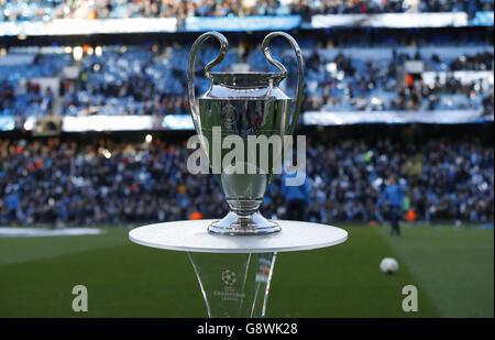 Manchester City v Real Madrid - UEFA Champions League - semi-finale - First Leg - Etihad Stadium.Trophée de la Ligue des champions de l'UEFA en exposition avant le match de demi-finale de la Ligue des champions de l'UEFA au stade Etihad de Manchester. Banque D'Images