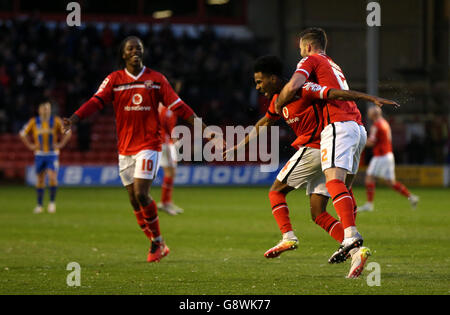 Walsall v Shrewsbury Town - Sky Bet League One - Banks's Stadium.Rico Henry (au centre) de Walsall célèbre le deuxième but du match de son côté Banque D'Images