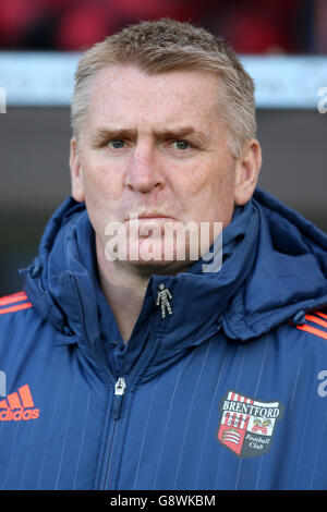 Dean Smith, entraîneur en chef de Brentford, lors du match du championnat Sky Bet au KC Stadium, à Hull. Banque D'Images