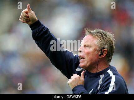 Sammy Lee, entraîneur de Bolton Wanderers, prend le contrôle sur la ligne de contact Banque D'Images