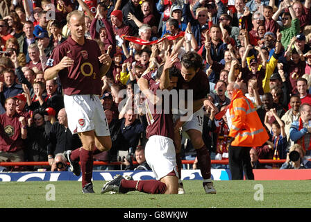 Robin van Persie (C) d'Arsenal célèbre un but contre Birmingham avec Dennis Bergkamp et Cesc Fabregas lors du match Barclays Premiership à Highbury, Londres, dimanche 2 octobre 2005.APPUYEZ SUR ASSOCIATION photo.Le crédit photo devrait se lire : Sean Dempsey/PA. Banque D'Images