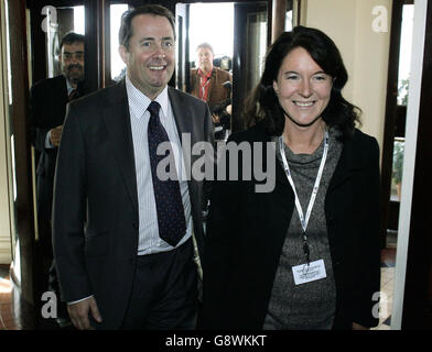 Le candidat à la direction des Tory Liam Fox et son associé Jesme Baird arrivent à l'hôtel Imperial de Blackpool, le dimanche 2 octobre 2005, avant le début de la conférence annuelle du parti conservateur. APPUYEZ SUR ASSOCIATION photo. Le crédit photo devrait se lire : Andrew Parsons/PA Banque D'Images