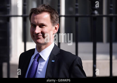 Le secrétaire à la Santé Jeremy Hunt quitte le 10 Downing Street à Londres avant les questions du premier ministre, alors que les jeunes médecins de toute l'Angleterre participent à une deuxième journée d'action de grève complète au cours de laquelle ils ne fourniront pas de soins d'urgence aux patients. Banque D'Images