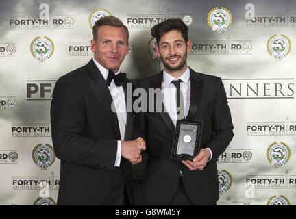 Le président de l'Association professionnelle des footballeurs Ritchie Humphreys (à gauche) présente à Wycombe Wanderers Joe Jacobson son son son PFA League Two Team of the Year Award lors des PFA Awards à l'hôtel Grosvenor House de Londres. Banque D'Images