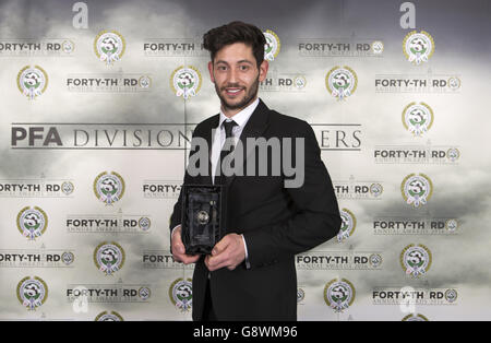 PFA Player of the Year Awards 2016 - Grosvenor House Hotel.Joe Jacobson de Wycombe Wanderers avec son prix de l'équipe de l'année de la Ligue PFA lors des PFA Awards au Grosvenor House Hotel, Londres. Banque D'Images