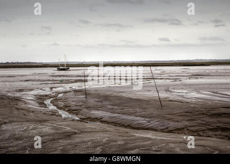 La recherche à travers l'estuaire à maldon de heybridge basin dans l'Essex, Angleterre Banque D'Images