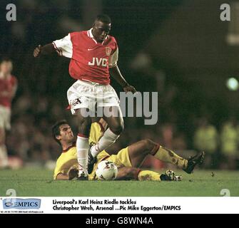 Soccer - FA Carling Premiership - Arsenal c. Liverpool.Karl-Heinz Riedle de Liverpool (au sol) s'attaque à Christopher Wreh d'Arsenal (au centre) Banque D'Images