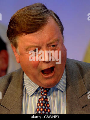 Le candidat à la direction conservatrice Ken Clarke, lors de son allocution à la conférence du Parti conservateur à Blackpool. Mardi 4 octobre 2005.Kenneth Clarke s'est salué aujourd'hui comme la « bête plus grande » la mieux adaptée pour prendre le Labour et gagner la prochaine élection pour les Tories.Voir l'histoire de PA TORIES Clarke. APPUYEZ SUR ASOCIATION PHOTO. LE CRÉDIT PHOTO DEVRAIT ÊTRE PHIL Noble/PA Banque D'Images