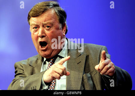 Le candidat à la direction conservatrice Ken Clarke, lors de son allocution à la conférence du Parti conservateur à Blackpool. Mardi 4 octobre 2005.Kenneth Clarke s'est salué aujourd'hui comme la « bête plus grande » la mieux adaptée pour prendre le Labour et gagner la prochaine élection pour les Tories.Voir l'histoire de PA TORIES Clarke. APPUYEZ SUR ASOCIATION PHOTO. LE CRÉDIT PHOTO DEVRAIT ÊTRE ANDREW Parsons/PA Banque D'Images