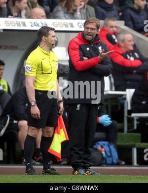 Jurgen Klopp, directeur de Liverpool, parle à un arbitre adjoint lors du match de la Barclays Premier League au Liberty Stadium, à Swansea. Banque D'Images