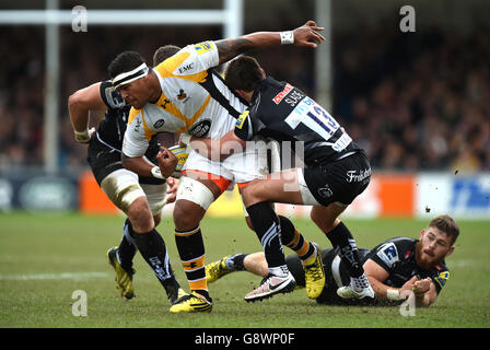 Nathan Hughes de Wasps perd le ballon après avoir été attaqué par Henry Slade (à droite) des chefs Exeter lors du match de Premiership d'Aviva à Sandy Park, Exeter. Banque D'Images