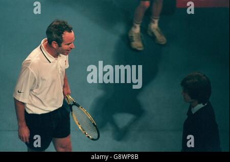 Tennis - ATP Seniors Tour - Honda Challenge - John McEnroe v Guillermo Vilas - Royal Albert Hall, Londres.John McEnroe se fait entendre à un responsable de la ligne Banque D'Images